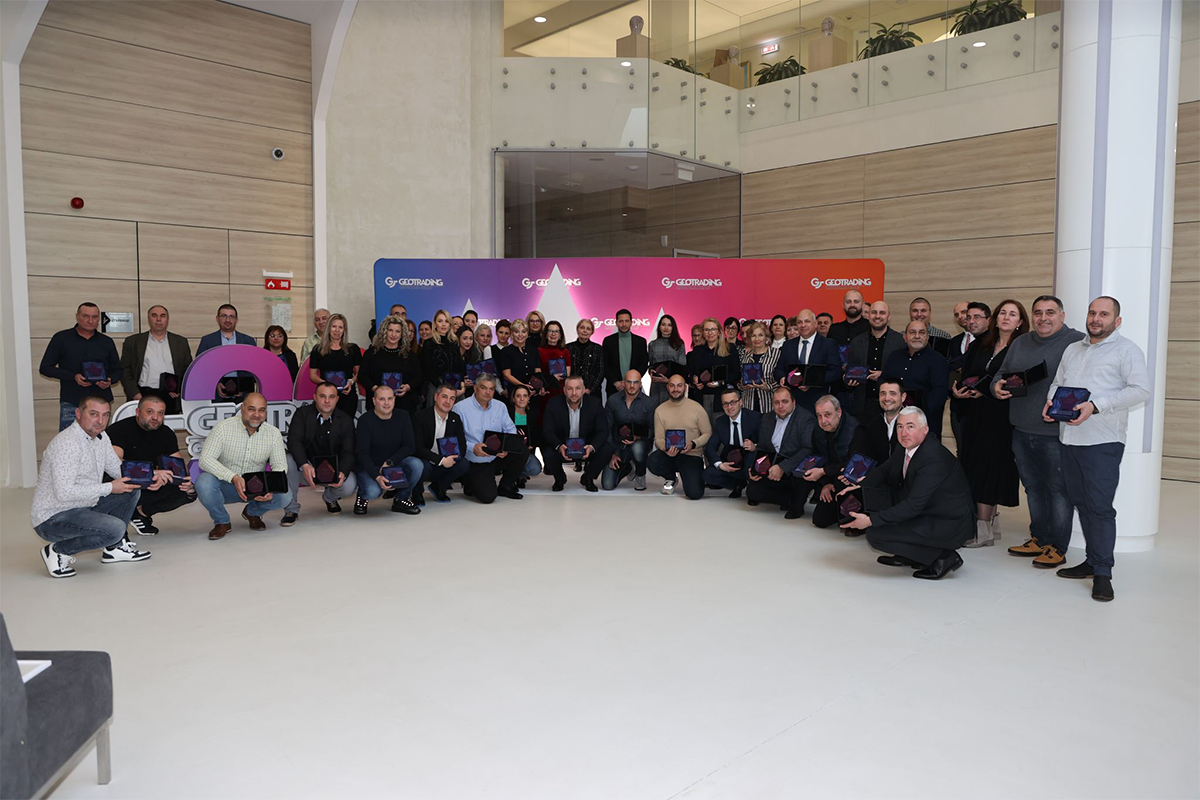 Group photo of people in big room