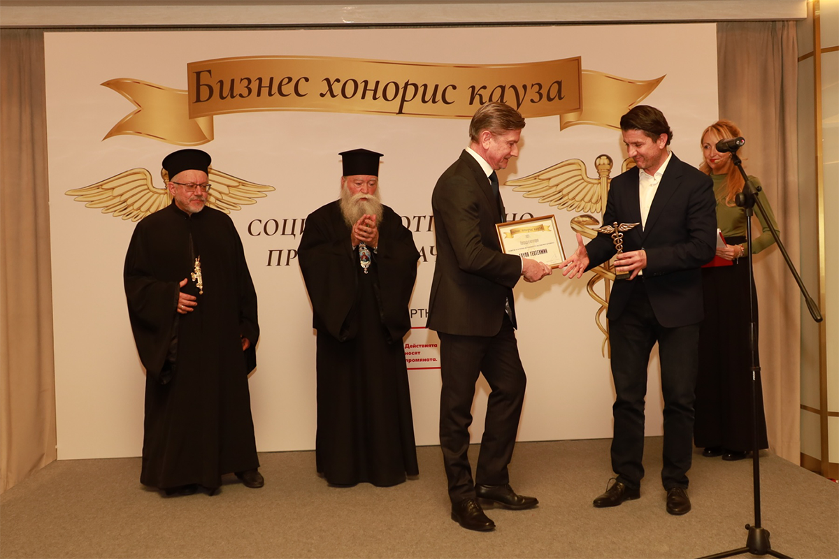 Minister of Tourism Miroslav Borshosh presenting an award in the category Promoting Cultural-Historical Heritage and Spiritual Values. to Dominic Hammers at the Business Honoris Causa Award ceremony.