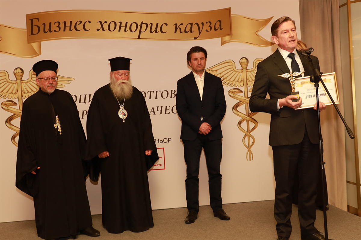 Dominic Hamers giving a speech, holding the award presented to him at the Business Honors Cause Awards event.